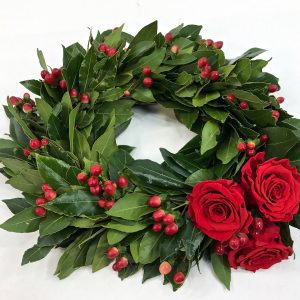 CORONA ALLORA CON BACCHE ROSSE E 3 ROSE ROSSE