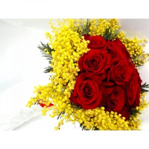 Bouquet mimosa e rose rosse